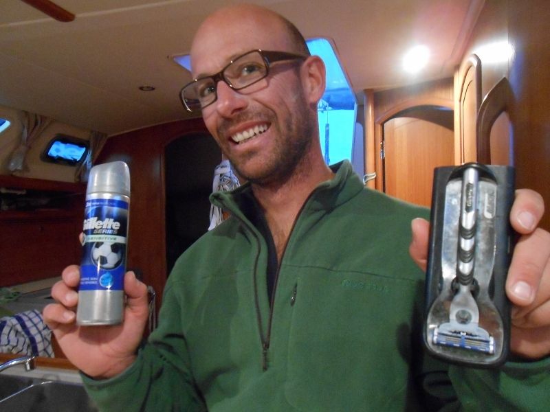Navigation de nuit, lune "rousse" et l'arrivée sur notre premier mouillage, on se croirait à Fos Sur Mer !