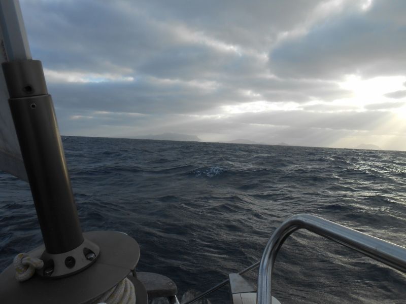 De Gibraltar aux Canaries, arrivée à La Graciosa, pour fêter ça, ptite raclette avec les dauphins !