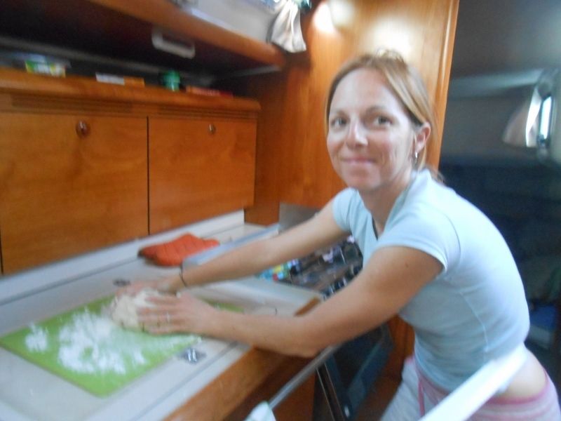 La vie à bord s'organise... Voici nos premiers poissons volants (beurk!), fabrication du pain et rafistolage de la table !