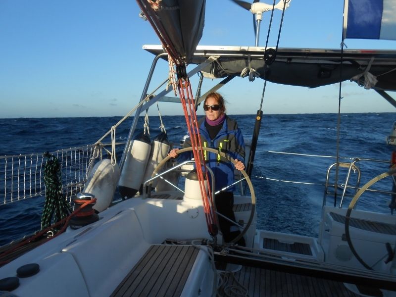 De Gibraltar aux Canaries, arrivée à La Graciosa, pour fêter ça, ptite raclette avec les dauphins !