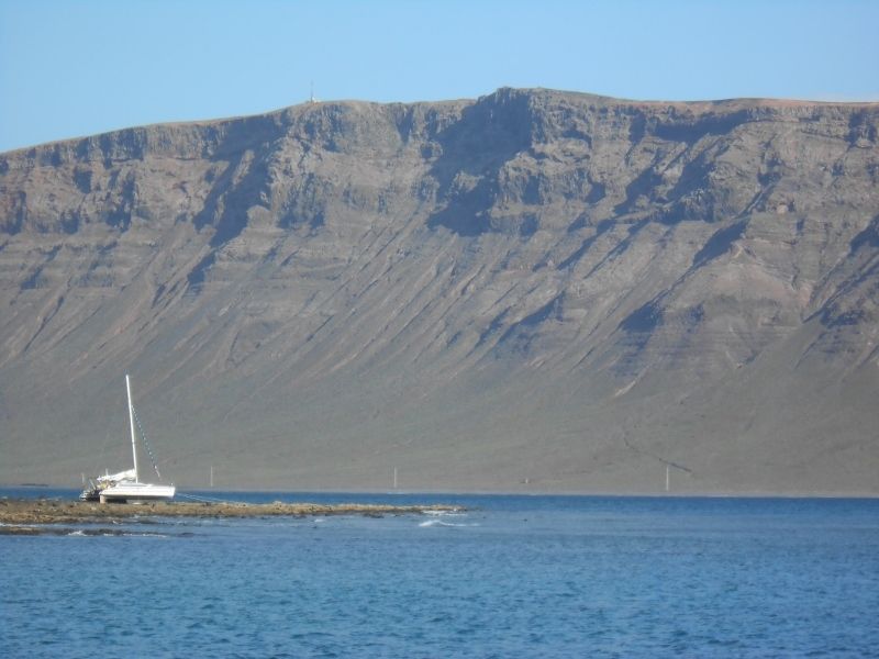 De Gibraltar aux Canaries, arrivée à La Graciosa, pour fêter ça, ptite raclette avec les dauphins !