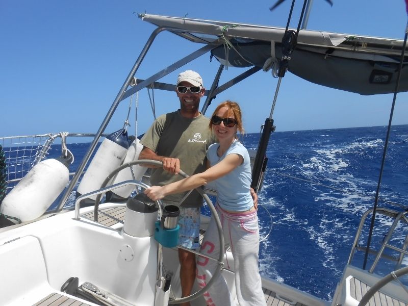 La vie à bord s'organise... Voici nos premiers poissons volants (beurk!), fabrication du pain et rafistolage de la table !
