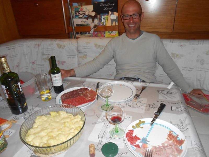 De Gibraltar aux Canaries, arrivée à La Graciosa, pour fêter ça, ptite raclette avec les dauphins !