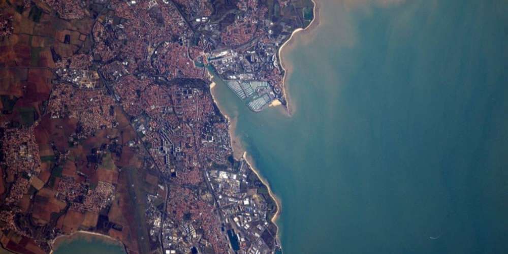 Grand port de la Rochelle que l'on voit depuis l'espace! (merci Thomas Pesquet)