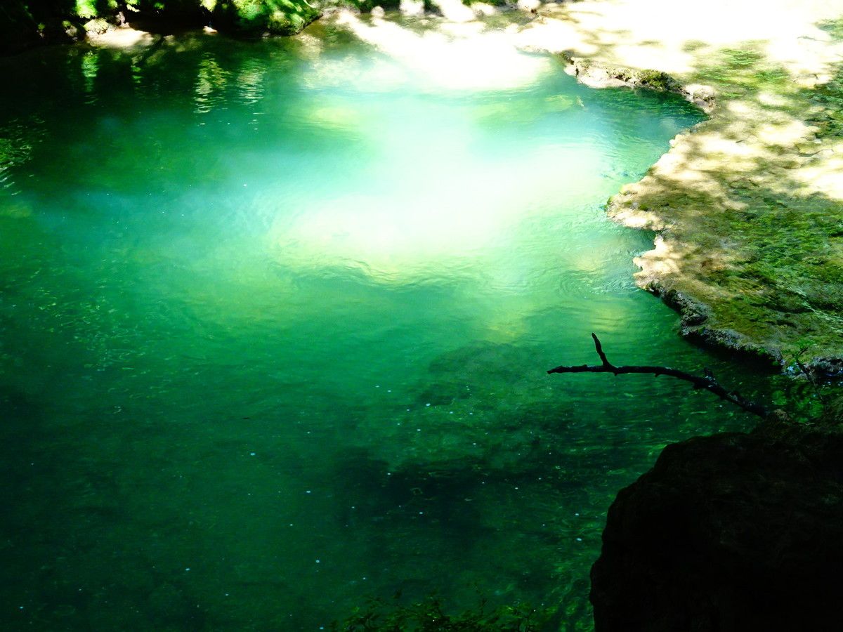 Randonnée bleue jusqu'à la source de l'Urederra. Navarre Une maison