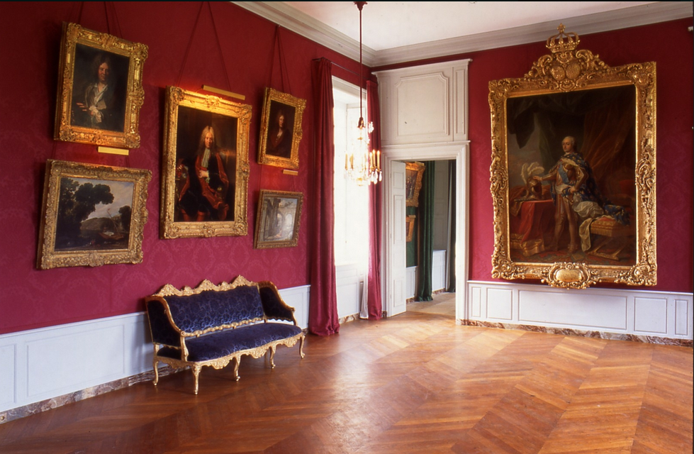 Vue d'un salon du château de Parentignat avec le portrait de Monsieur de La Jonère en place © photo d.r.