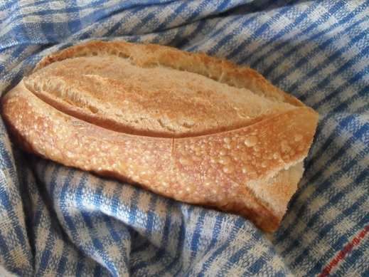 (Un petit morceau de baguette, rescapé de mon petit-déjeuner)