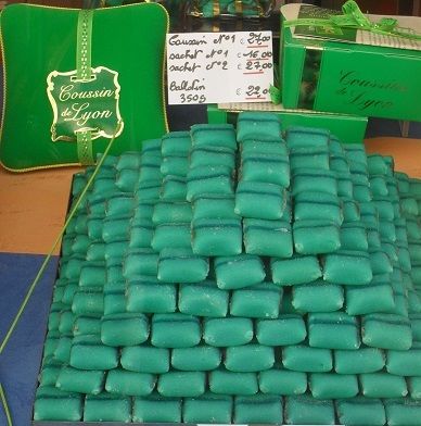 Voici la vitrine d'un magazin "Voisin" à Lyon.