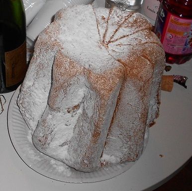 Le pandoro est un gâteau italien qu'on mange à Noël. Avant de le déguster, on le saupoudre de sucre glace.