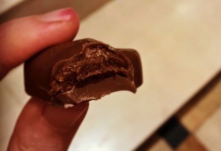 Une bouchée au praliné (le rouge sur mon doigt, c'est un peu de rouge à lèvres qui est parti!).