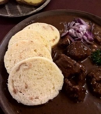 L'incontournable goulash avec les knedliky en accompagnement.
