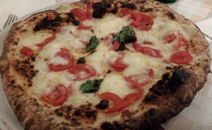 Pizza margherita, préparée avec de la mozzarella de buflonne.