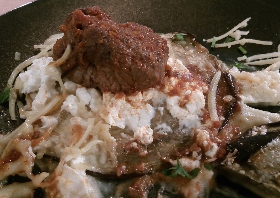 Sur ce millefeuille ragoût de boeuf/aubergine, vous pouvez voir qu'il y a du fromage râpé (en plus de la feta) : c'est du graviera.