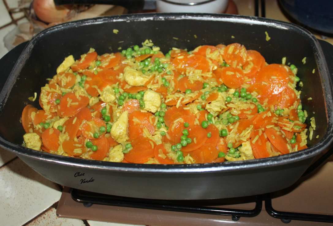 Pot au feu de poulet au curry et au riz  en cuisson  