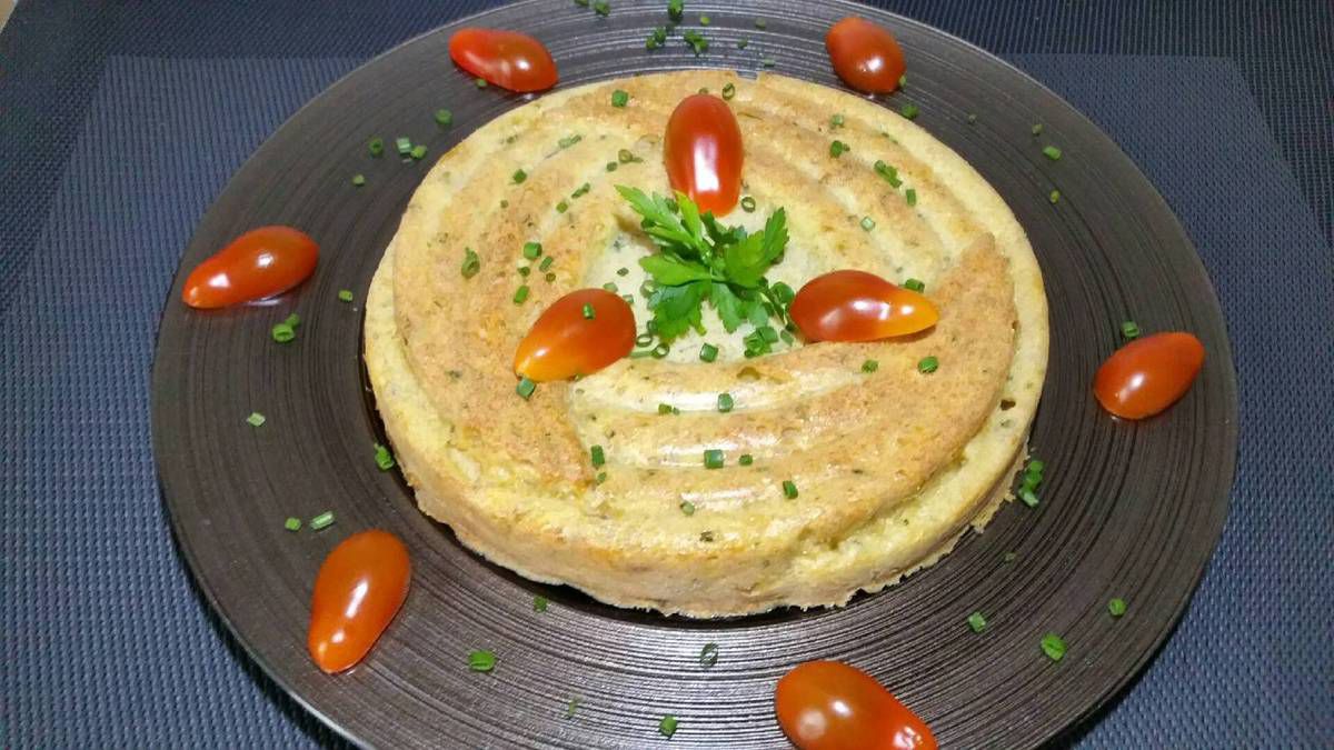 4 - Disposer le sur une belle assiette, décorer de tomates cerises, de feuilles de persil et parsemer de ciboulette hachée. Servir aussitôt accompagné de salade roquette et de vinaigrette.