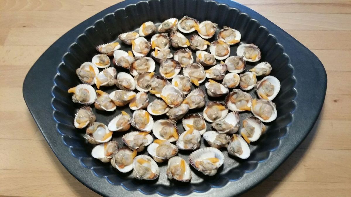 coques au beurre de gingembre, citron vert, piment, éclats de pistaches et cacahuètes toc