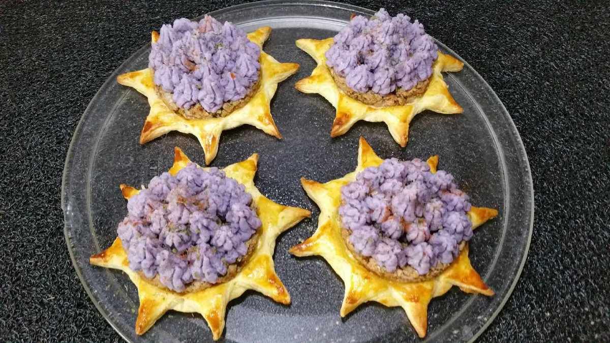 4 - Servir dès la sortie du four après avoir saupoudré d'un peu de piment d'Espelette ou de paprika, et de persil haché.