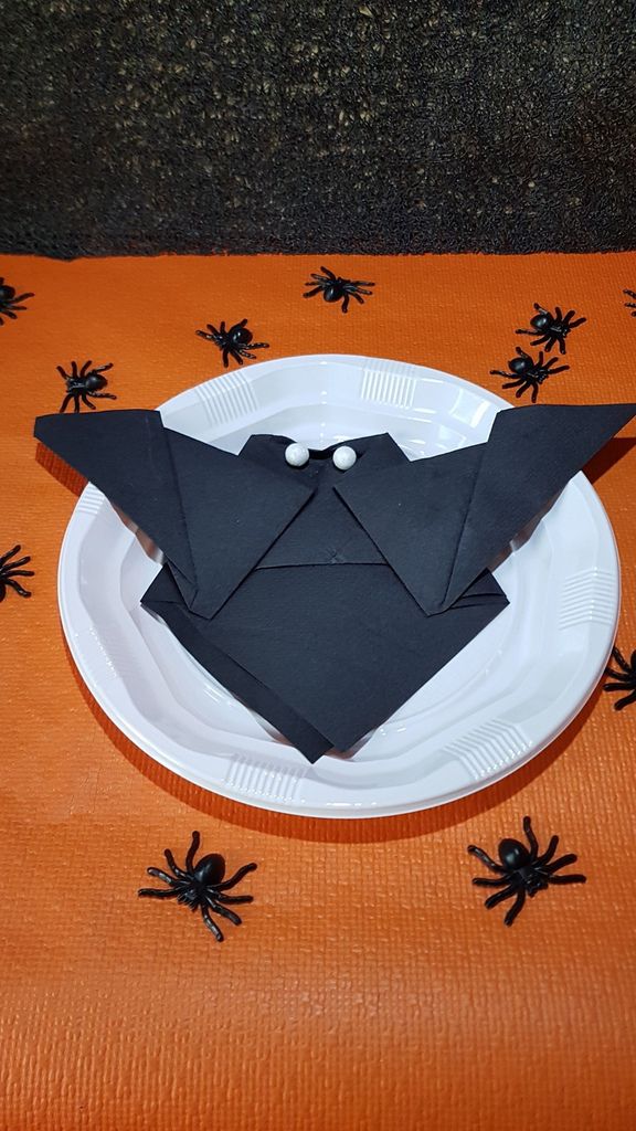 pliage de serviette en chauve-souris vampire pour Halloween - toc-cuisine.fr