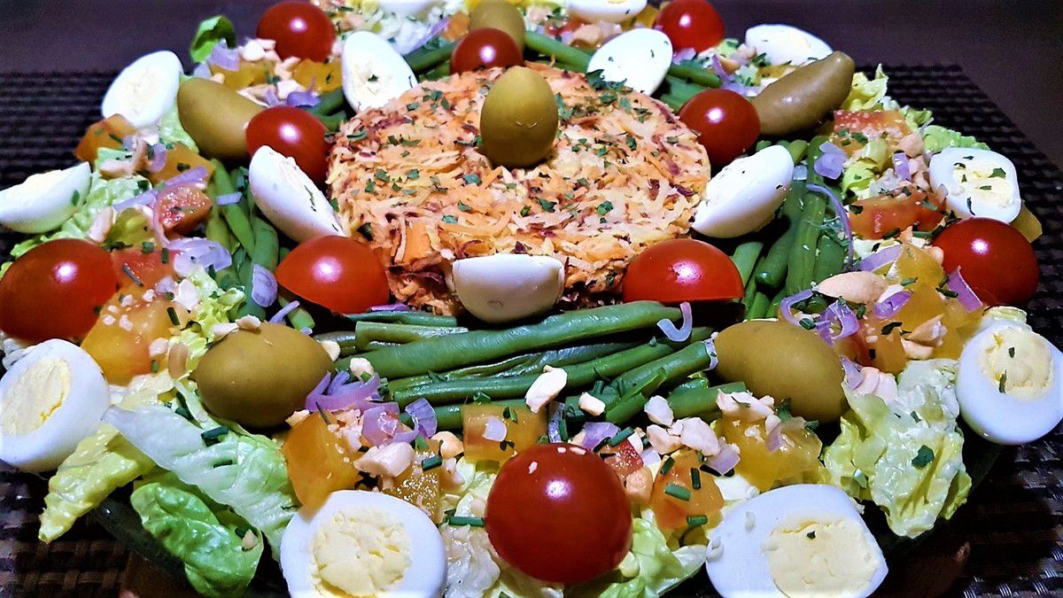 Salade complète composée  : crudités, légumes et oeufs de caille