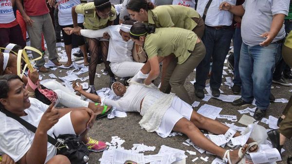 Las Damas de Blanco reprimidas por la policía en Cuba por protestar