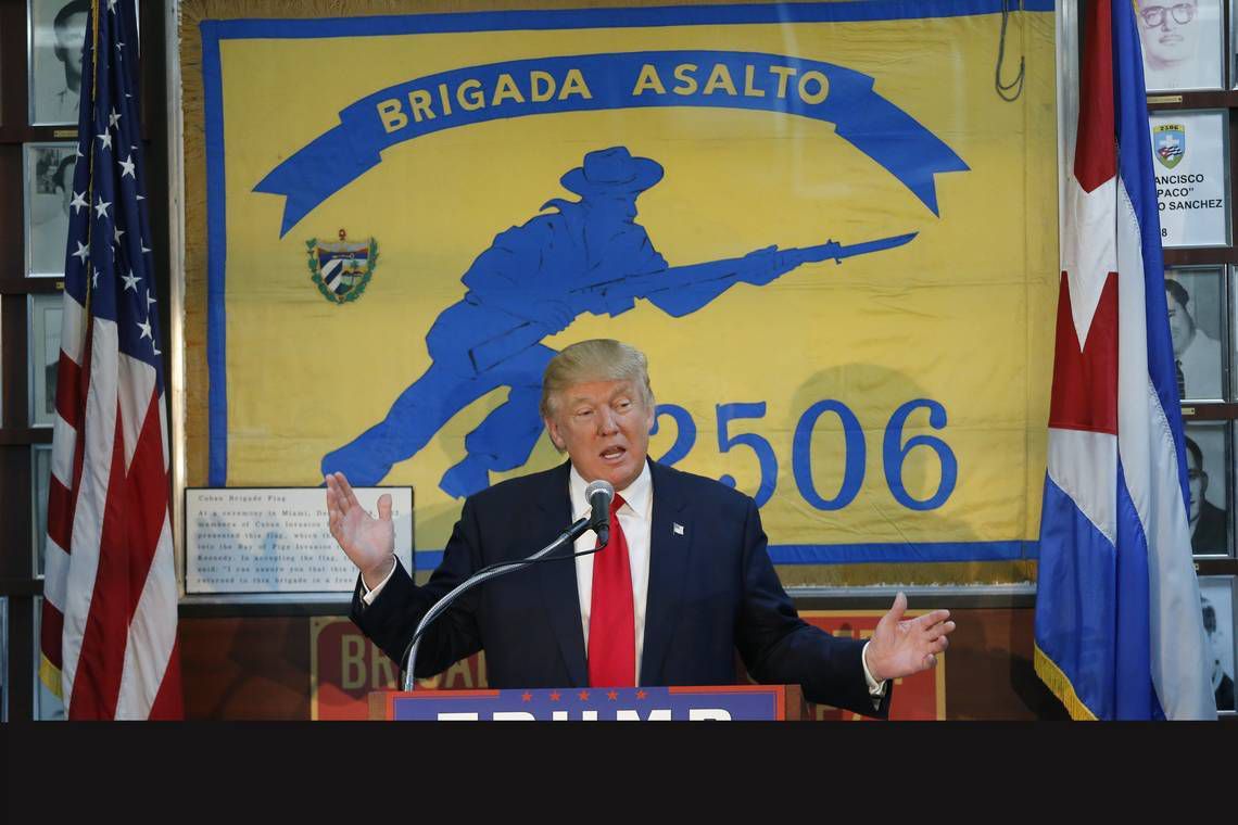 El entonces candidato presidencial Donald Trump visita el Museo de Bahía de Cochinos y da un discurso ante los veteranos de la Brigada 2506, el 25 de octubre de 2016, en Miami. Al Díaz Miami Herald