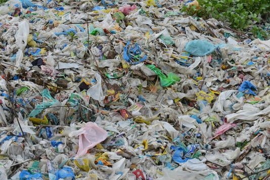 Déchets de plastique dans la Baie de Manille aux Philippines.