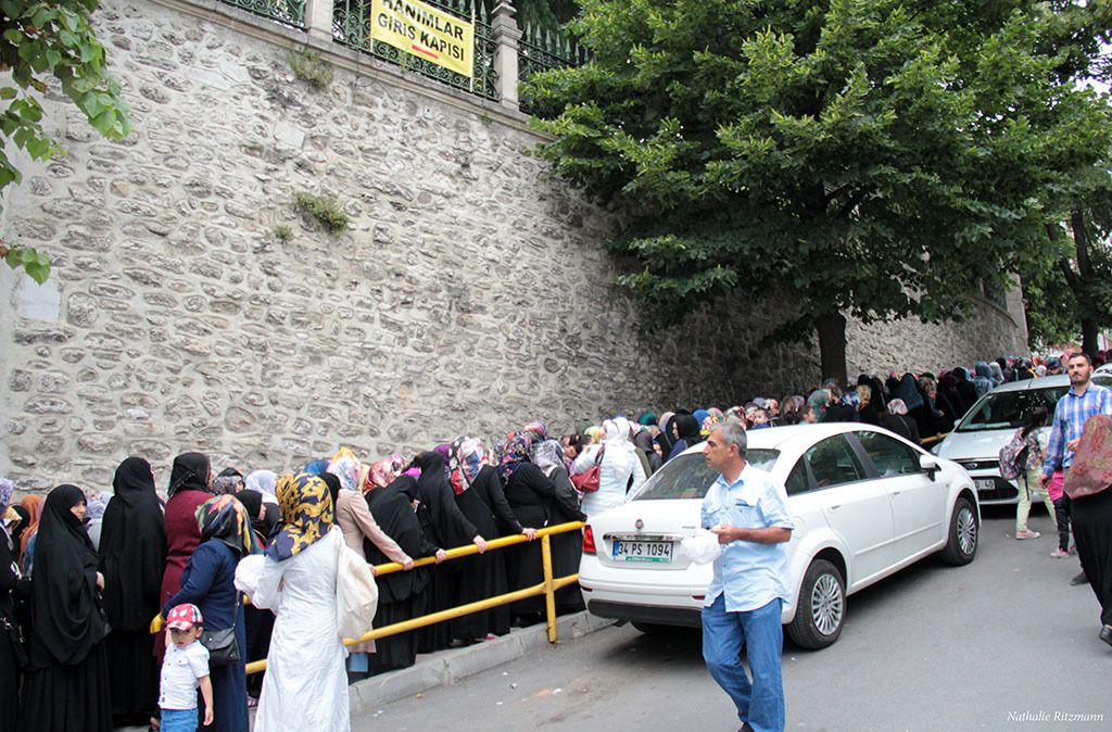 File d'attente devant la mosquée Hırka-ı Şerif à Fatih/Istanbul durant le mois du Ramadan