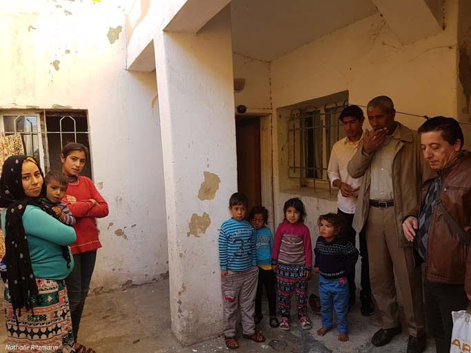 Ahmad Alyasin de SVLI à droite avec des réfugiés syriens de Kadifekale à Izmir