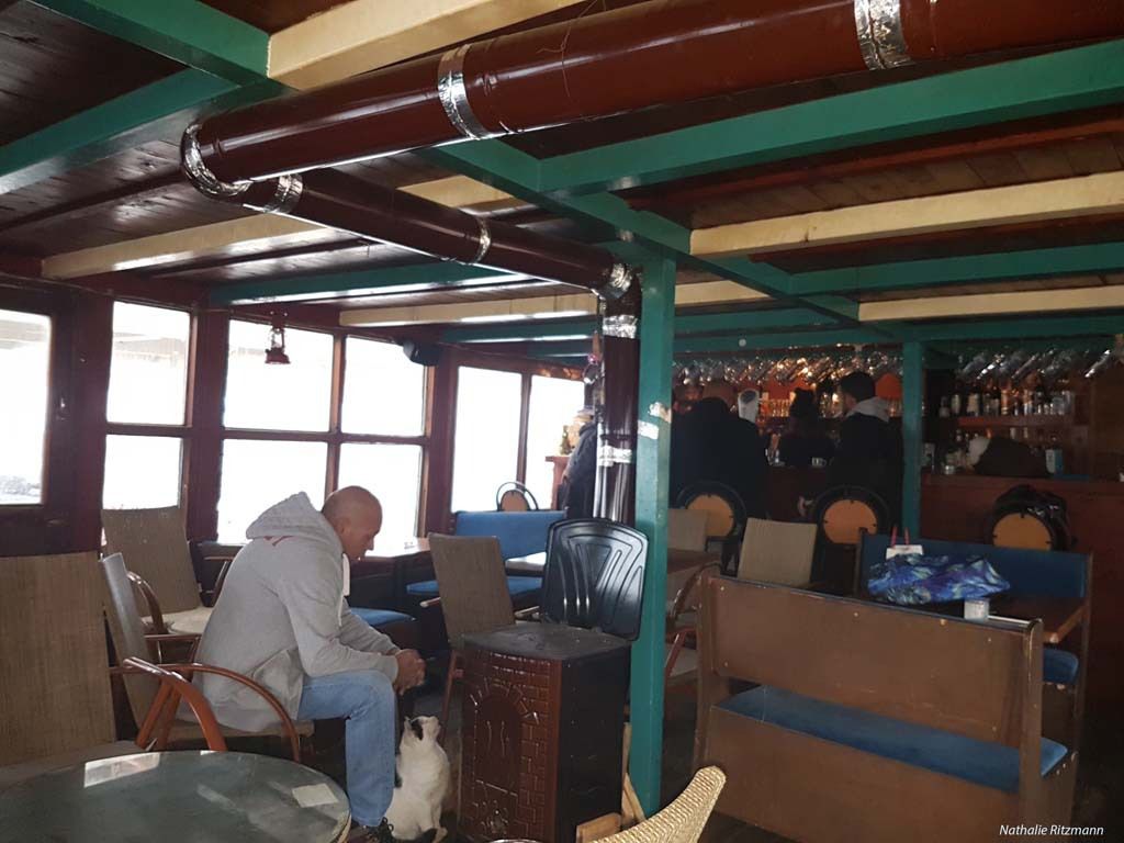Dans le bateau-café du port de Girne/Chypre