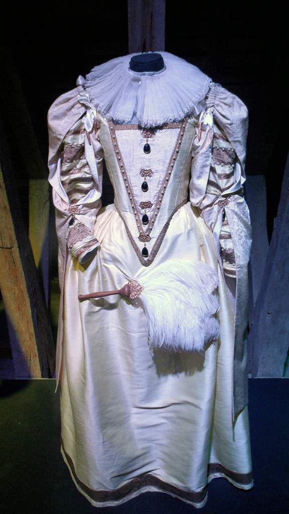 Robes de nobles dames et gentilhommes français du XVIe (sauf la 2e - vénitienne et la 3e germanique), la dernière est une tenue de fillette dite "marlotte".