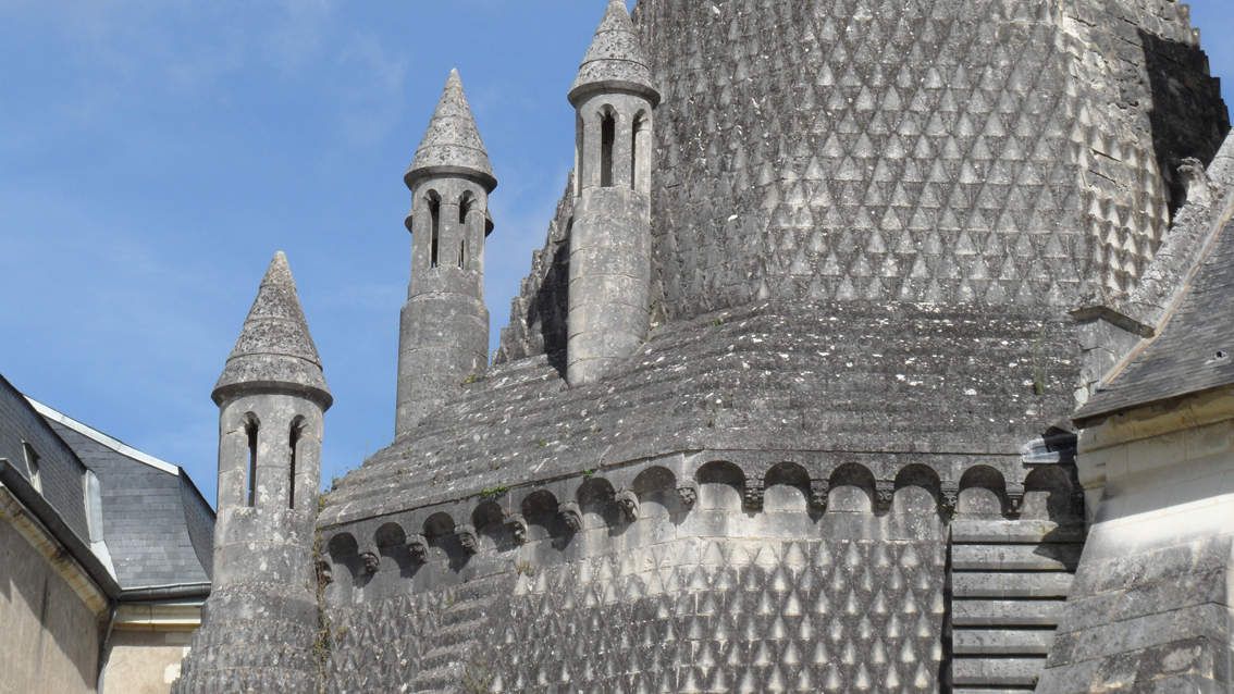 La tour d'Evrault vue des jardins, et l'intérieur avec ses cheminées