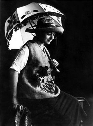 Sonia portant les créations de la Casa Sonia, Madrid 1918