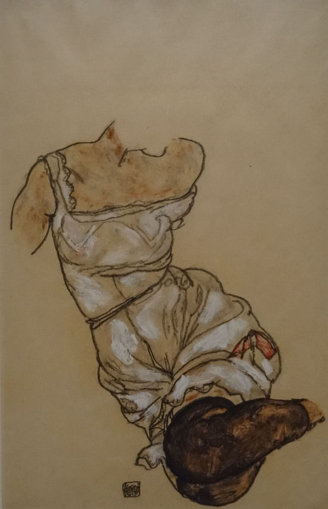 1917 - Torse féminin en dessous et en bas noir