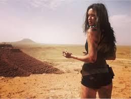 Jennifer en stop en plein désert ?