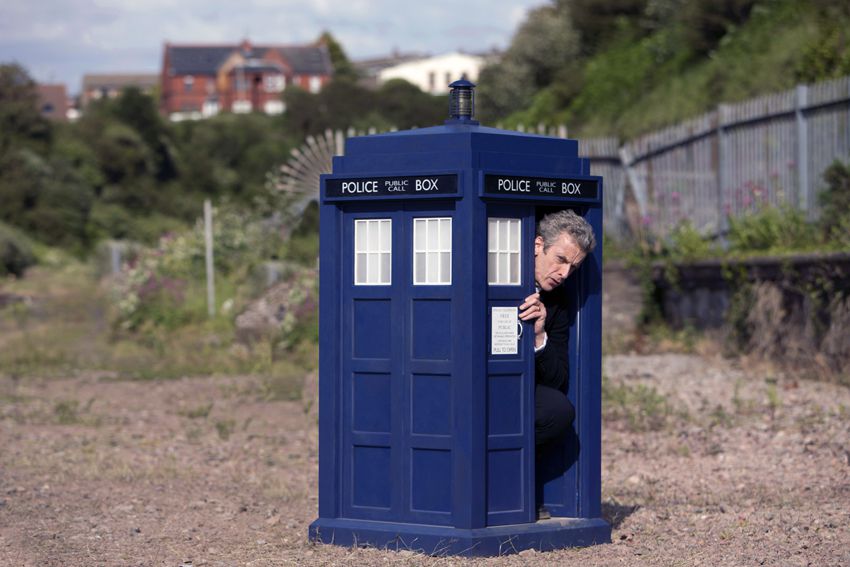 Un Tardis pour Minimoys ? Le Doctor semble avoir bien du mal à quitter sa précieuse cabine !