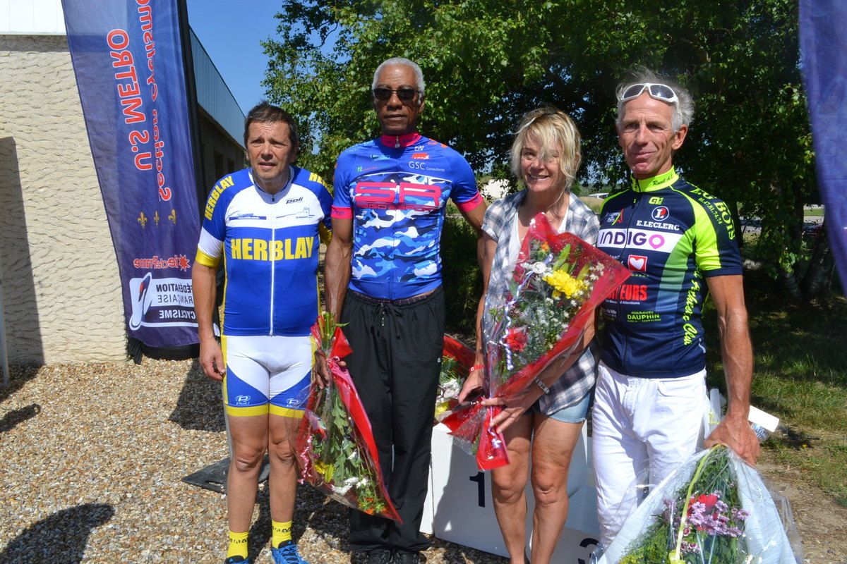 Le podium "D4" avec Françoise CELLIER, 1ère féminines.