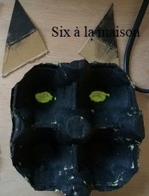 DIY enfants Halloween utilisation d'une boite à œufs et de 2 triangles de carton pour réaliser un chat noir