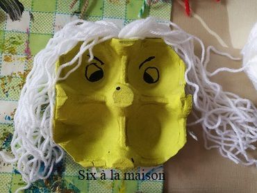 sorcière en boite à œufs avec des cheveux.