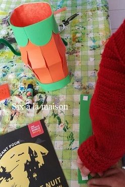 Toucan Box, une box créative pour enfant de 3 à 8 ans, préparation de l'anse de la lanterne citrouille pour Halloween