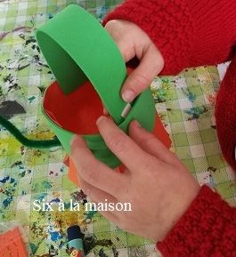 Toucan Box, une box créative pour enfant de 3 à 8 ans, mise en place de l'anse de la lanterne citrouille pour Halloween