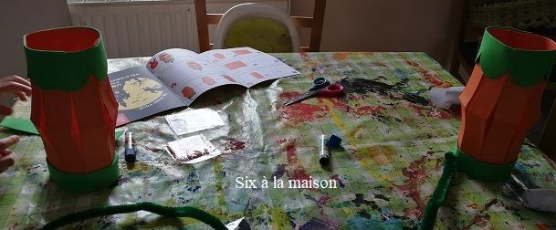 Toucan Box, une box créative pour enfant de 3 à 8 ans, on ajoute les bande de mousse à la lanterne citrouille pour Halloween