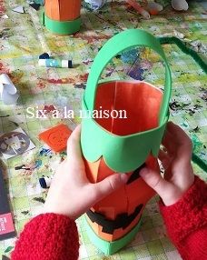 Toucan Box, une box créative pour enfant de 3 à 8 ans, l'enfant ajoute les yeux de la lanterne citrouille pour Halloween