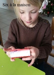 DIY - petit Père Noël - Projet enfants coller les briques sur la cheminée