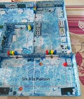Ice Cool est un jeu de Brian Gomez et paru chez Brain Games le manchot rouge passe sous la porte avec les poissons