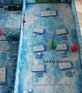 Ice Cool est un jeu de Brian Gomez et paru chez Brain Games Le surveillant vert touche le manchot rouge