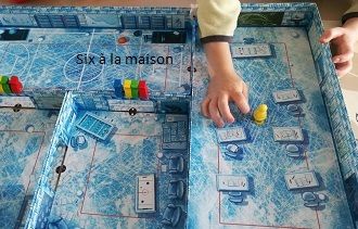 Ice Cool est un jeu de Brian Gomez et paru chez Brain Games pichenette pour faire avancer les manchots