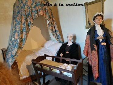 le château de Roure Ardèche scène de vie avec des vêtements en soie