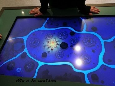 Avent d'Orgnac Ardèche Musée de la préhistoire jeu sur écran avec les tâches des hommes préhistoriques