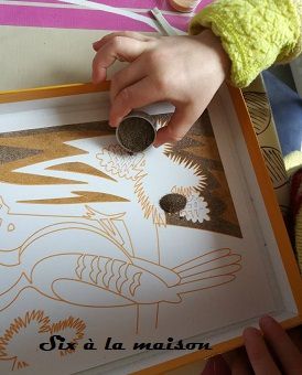 Sablimage coffret les oiseaux activité créatrice de chez Sentosphère étape 2 : on verse le sable coloré