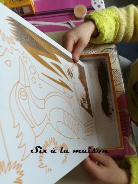 Sablimage coffret les oiseaux activité créatrice de chez Sentosphère étape 4 : on vide le sable dans la boîte pour le récupérer pour plus tard